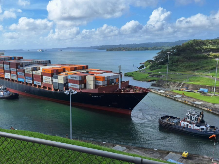 Buque portacontenedores transitando el Canal de Panamá